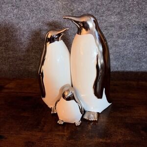 Table Decor Place & Time Northern Lights Penguin Family Silver White 1841-4805